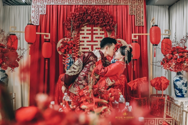 Được biết, cặp đôi đã bên nhau được 2 năm trước khi về cùng một nhà. Lúc cô dâu 9X vừa tròn 20 xuân xanh, đôi trẻ liền tổ chức đám cưới.