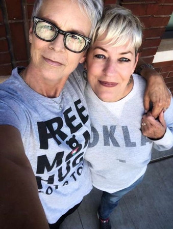 Diễn viên Jamie Lee Curtis (trái) và bà Cunningham.