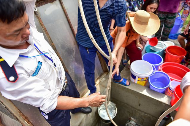 Chỉ sau khoảng 2 giờ, nước trong bể ngầm cũng cạn. Thay vì lấy nước vào các thùng, xô lớn, nhiều người chỉ còn lấy đủ vào các chai nhỏ.