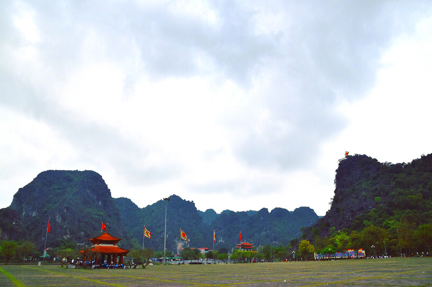 Không gian sân bãi rộng rãi, thoáng đãng với những vết tích từ thời xưa. (Ảnh: @Hỉraemon) Không gian sân bãi rộng rãi, thoáng đãng với những vết tích từ thời xưa. (Ảnh: @Hỉraemon)