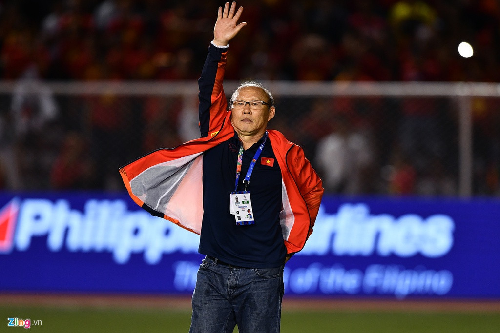 Dù bị thẻ đỏ tại phút thứ 77 và bị truất quyền chỉ đạo, nhưng HLV Park Hang-seo đi vào lịch sử bóng đá Việt Nam.