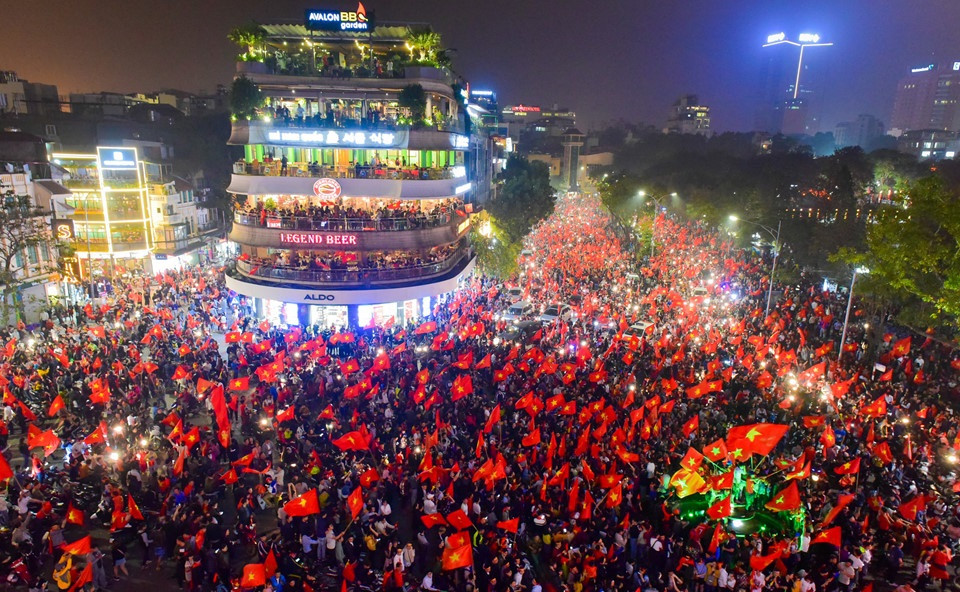 CĐV đổ ra đường mừng thành tích của đội tuyển Việt Nam mùa giải U23 Châu Á 2018 vào tháng 1 vừa qua.