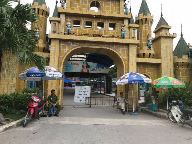 Cơ quan chức năng phong tỏa hiện trường tại công viên nước Hồ Tây để điều tra vụ việc. (Ảnh: Quang Phong)