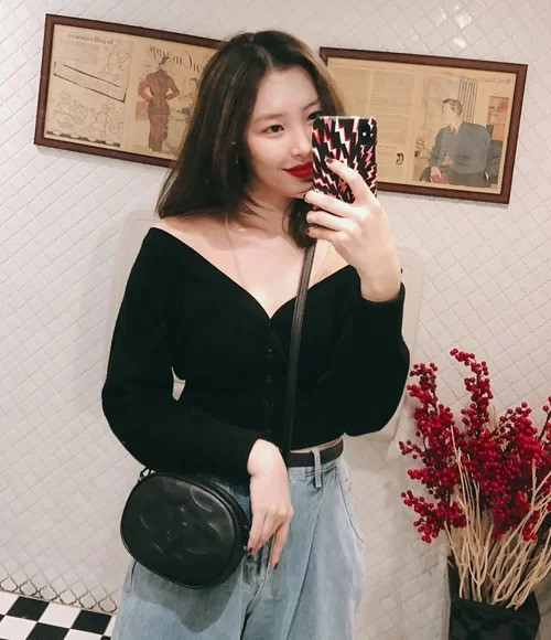 Sunmi đầy cá tính khi diện áo cardigan kiểu trễ vai đi kèm quần jeans.
