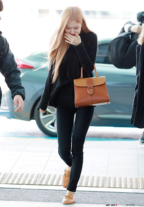 Style mix đồ yêu thích khiến nữ idol không ít lần lộ đôi chân chưa được hoàn hảo.