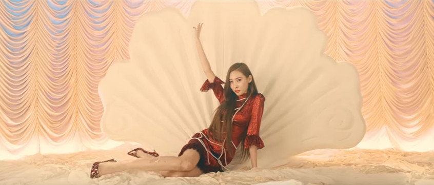 Vũ đạo "tiên cá" rất độc đáo.