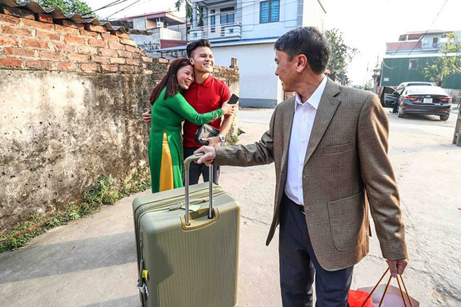 Hình ảnh Quang Hải về quê đón Tết cùng gia đình khiến nhiều người hâm mộ không khỏi xúc động nhưng điều khiến họ chú ý nhất lại là chiếc ví cầm tay của chàng tiền vệ này.