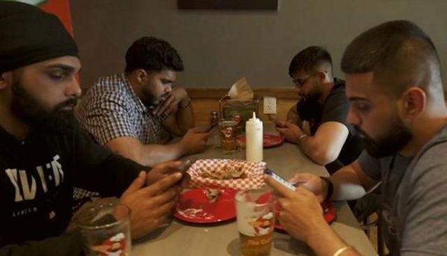 Điều kiện yêu cầu thực khách phải đi theo nhóm ít nhất 4 người trở lên, chấp nhận để nhân viên tắt điện thoại suốt thời gian ăn uống