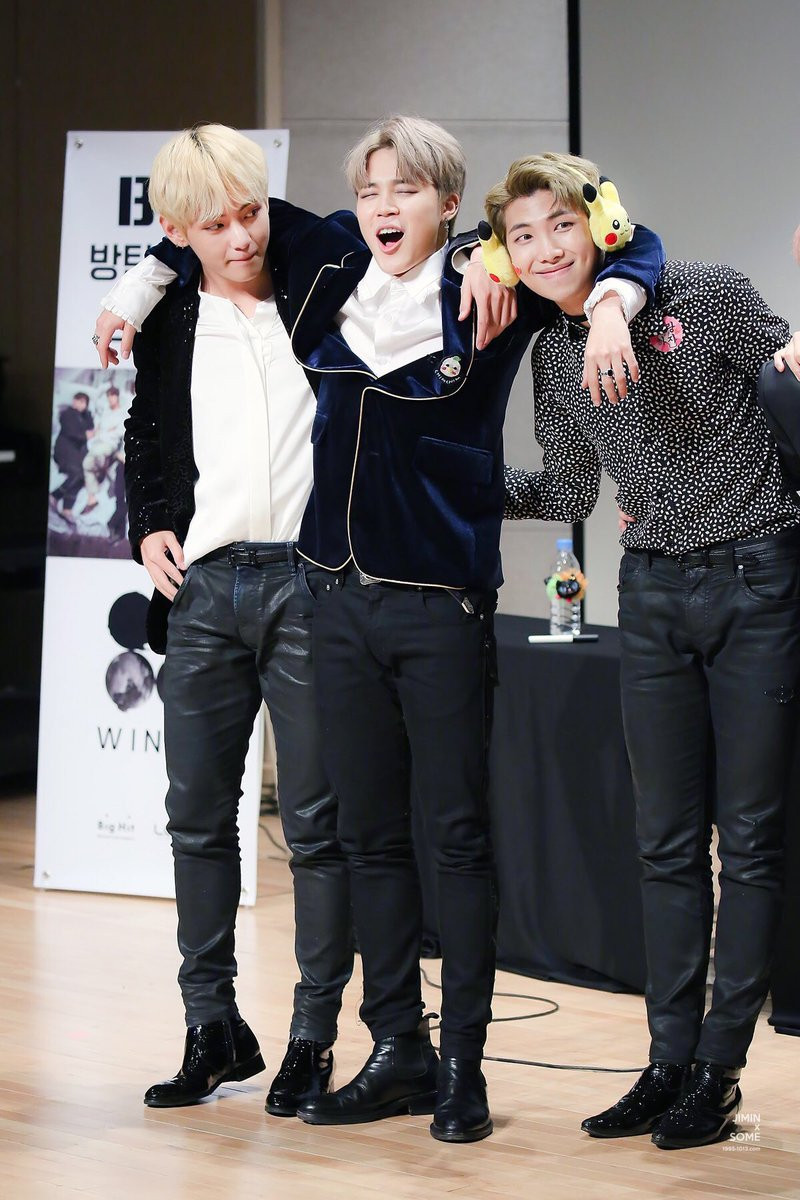 Đã phải kéo cổ hai người đứng cạnh xuống cho thấp rồi mà vẫn không xong.