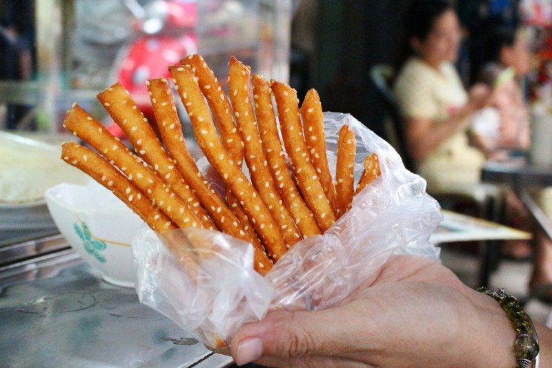Ở Sài Gòn có muôn kiểu biến tấu của bánh tiêu ảnh 9 Ở Sài Gòn có muôn kiểu biến tấu của bánh tiêu ảnh 9