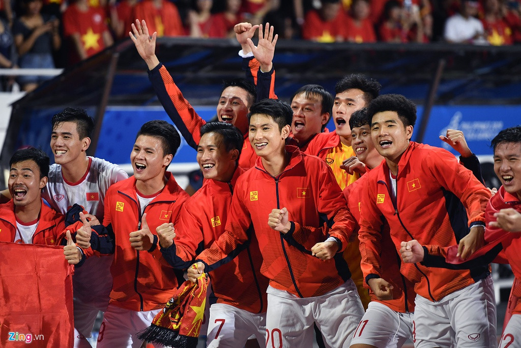 Nụ cười rạng rỡ trên gương mặt các cầu thủ trẻ, có người chỉ mới vừa tròn 20 tuổi. Đây sẽ là trải nghiệm khó quên nhất trong cuộc đời của mỗi người.