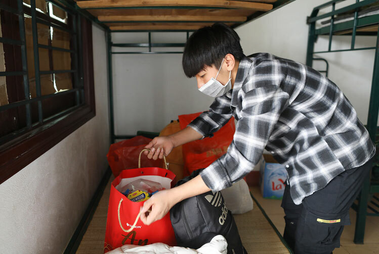 Hòa chuẩn bị đồ đạc ra về sau khi cách ly đủ thời gian quy định. Ảnh: Ngọc Thành.