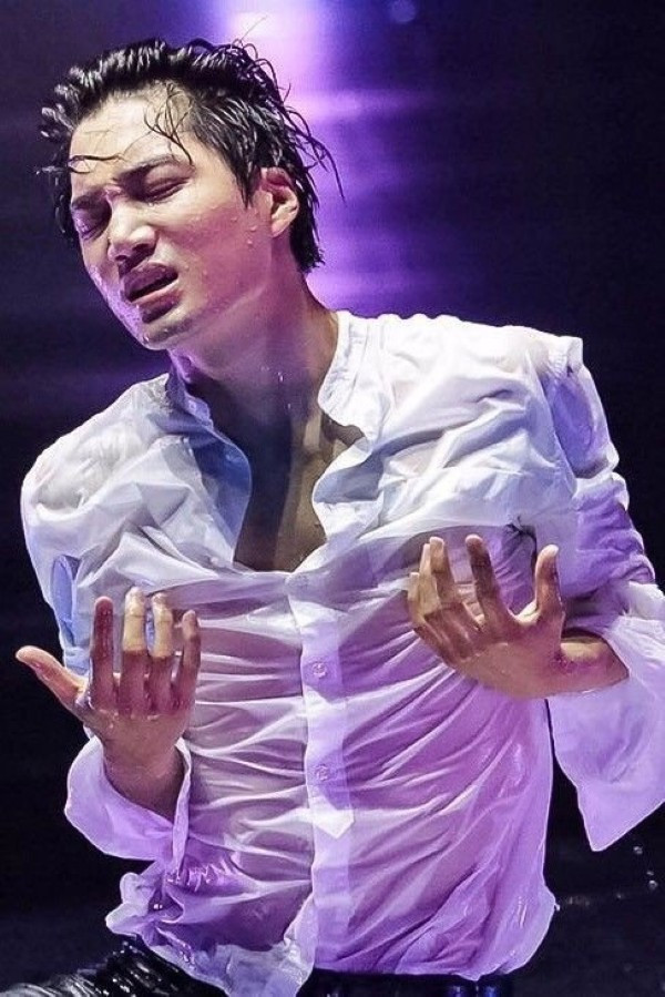 Không phải sân khấu có màn phun mưa đâu, mồ hôi của Kai (EXO) đấy mà.