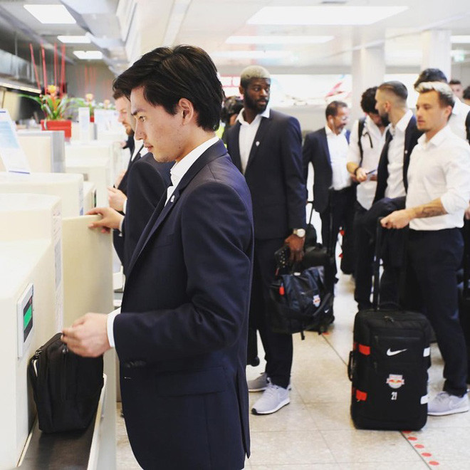 Dù là trong diện mạo "quần đùi áo số" hay mặc vest thì anh chàng trông vẫn rất điển trai.