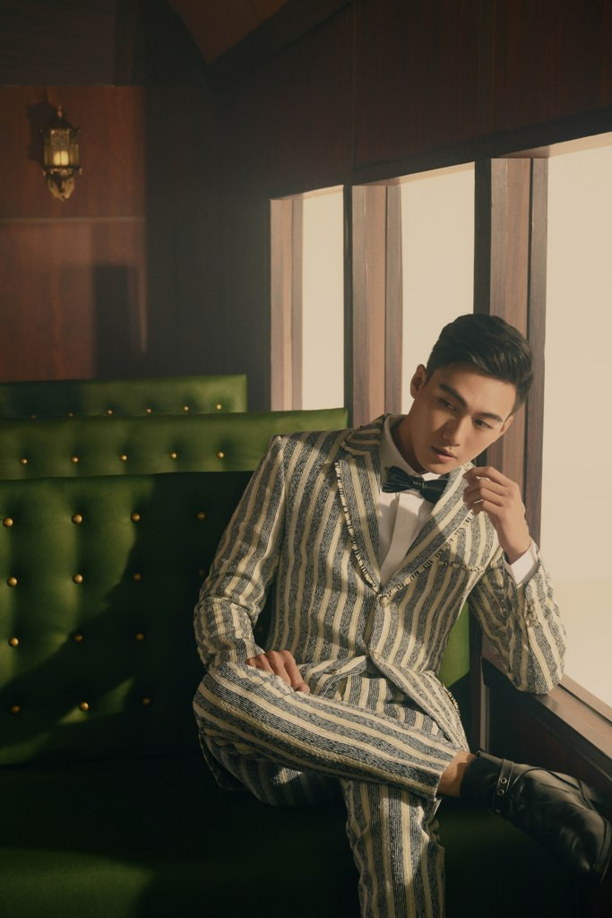 Mạc Trung Kiên gợi ý cho tín đồ thời trang nam vẻ đẹp thanh lịch, trẻ trung từ chất liệu vải tweed với vest