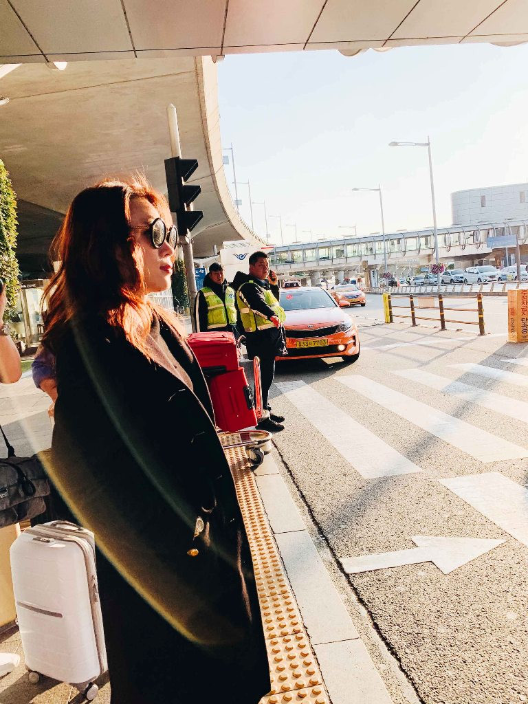 Liveshow "First Love" sẽ diễn ra vào lúc 19h ngày 20/10. Toàn bộ kịch bản chương trình và âm nhạc sẽ do chính nữ ca sĩ và nhà sản xuất âm nhạc Cho Sung Jin đồng đảm nhiệm.