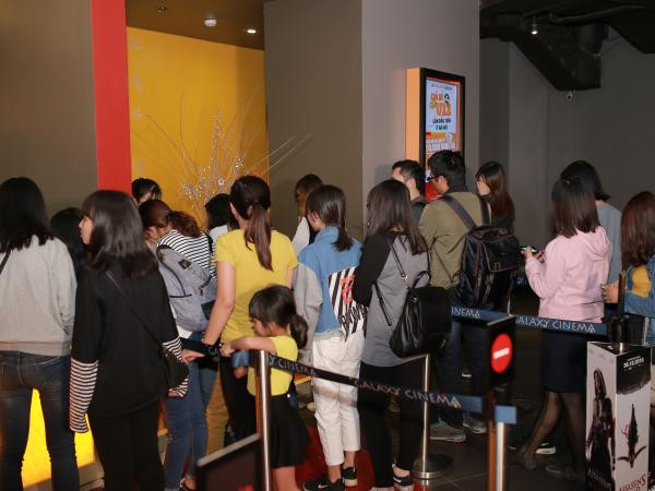 Hàng nghìn bạn trẻ Hà Nội nô nức đi xem phim miễn phí ảnh 5