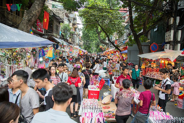 Những ngày này, phố Hàng Mã luôn tấp nập dòng người mua sắm, tận hưởng không khí Trung thu.