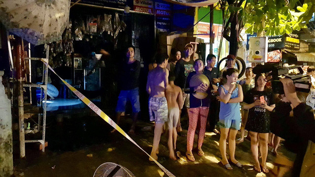 Hàng trăm người hoảng loạn tháo chạy ra ngoài. Hàng trăm người hoảng loạn tháo chạy ra ngoài.