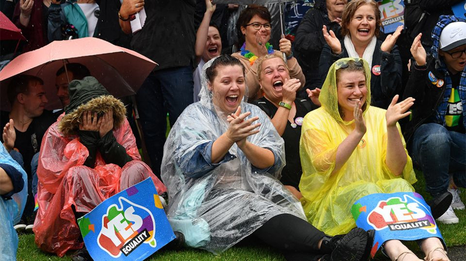 Thời tiết không cản được những con người đấu tranh cho sự tiến bộ của xã hội.