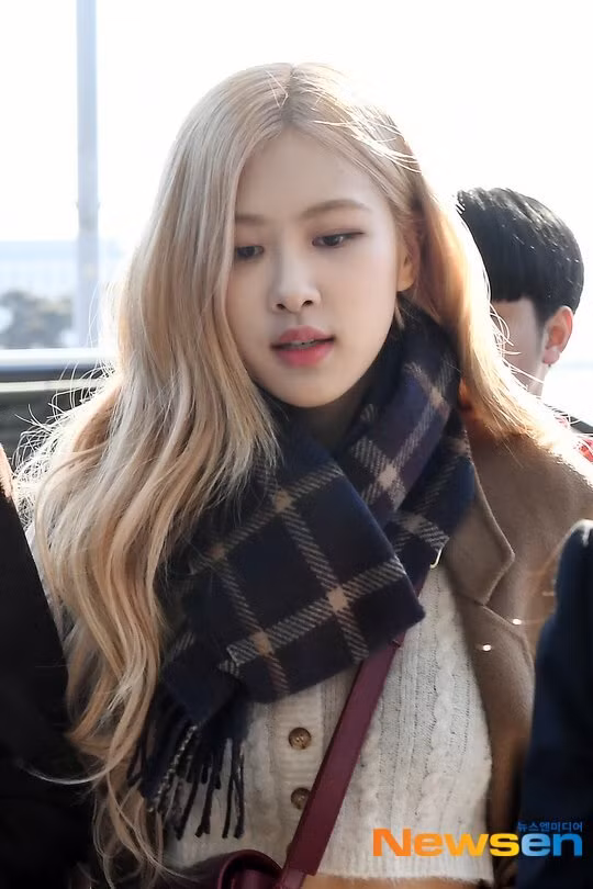 Rosé trang điểm nhẹ, quàng khăn ấm áp nhưng vẫn nổi bần bật.