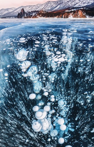 Bóng nước đóng băng dưới mặt hồ.