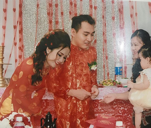 Đầu cô dâu chú rể to khác thường, nhiều quan khách cũng bị ghép mặt rất đơ.