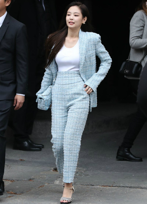 Jennie mặc bộ suit Cruise Chanel bằng vải tweet màu xanh ngọc, kết hợp áo trắng cùng phụ kiện đồng điệu như giày cao gót đính đá đen trắng, mini flap bag xanh.