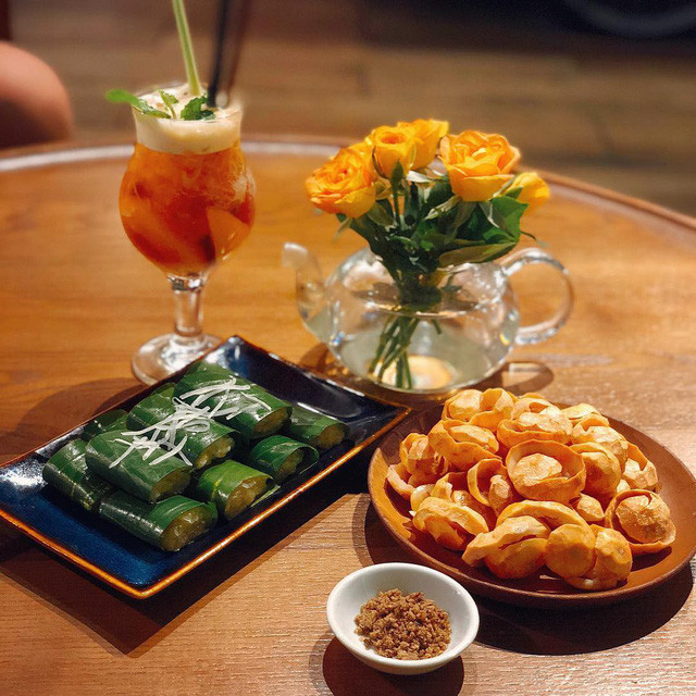 Không giống với vẻ chát chúa, xù xì và xanh ngắt của những trái sấu đầu mùa, sấu tháng 8 có vỏ ngoại vàng ương, rất bắt mắt. Ảnh: @hoabachhop0109.