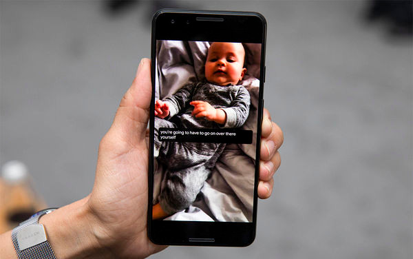 Live Caption sẽ tự động thêm phụ đề vào video hoặc bài hát đang phát trên smartphone của bạn.