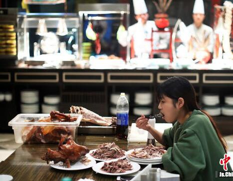 Hình ảnh Tiểu Nan trong bữa tiệc.