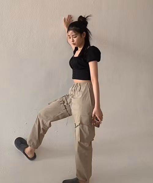 Lia (ITZY) khéo léo mix chiếc croptop với quần túi hộp khỏe khoắn và đầy cá tính.