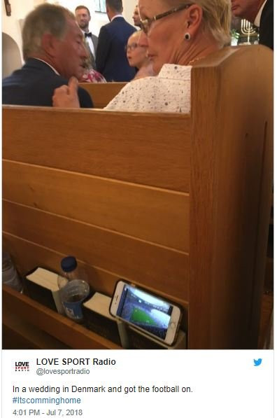 “Theo dõi trận bóng trong khi đang dự đám cưới ở Đan Mạch”.