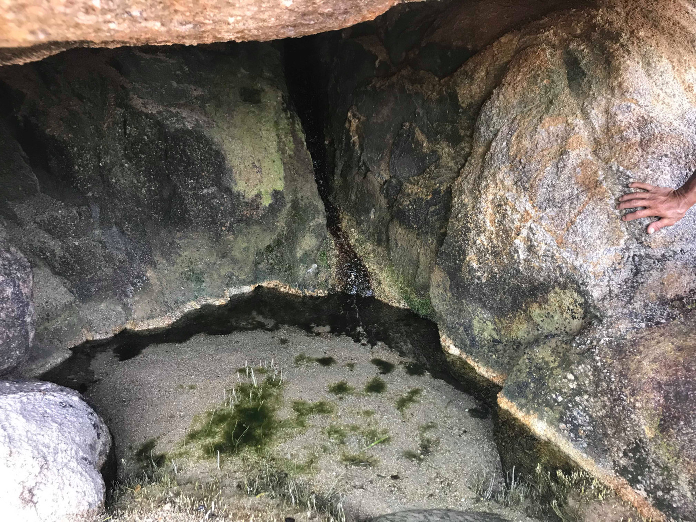 Theo một số người dân địa phương, suối Giếng Tiên còn là nơi mà mọi người thường đến để cầu nguyện về tình duyên, sức khỏe, công việc... Quá thú vị đúng không nào?