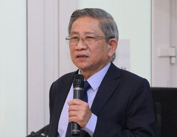 GS Nguyễn Minh Thuyết khẳng định với cách tiếp cận mới, học sinh có thể giải quyết các vấn đề trong học tập và đời sống nhờ vận dụng hiệu quả, sáng tạo kiến thức đã học. Ảnh: Q.Q.