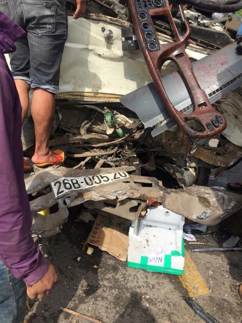 Xe khách biến dạng sau vụ tai nạn, nhiều mảnh vỡ vương vãi khắp đường.