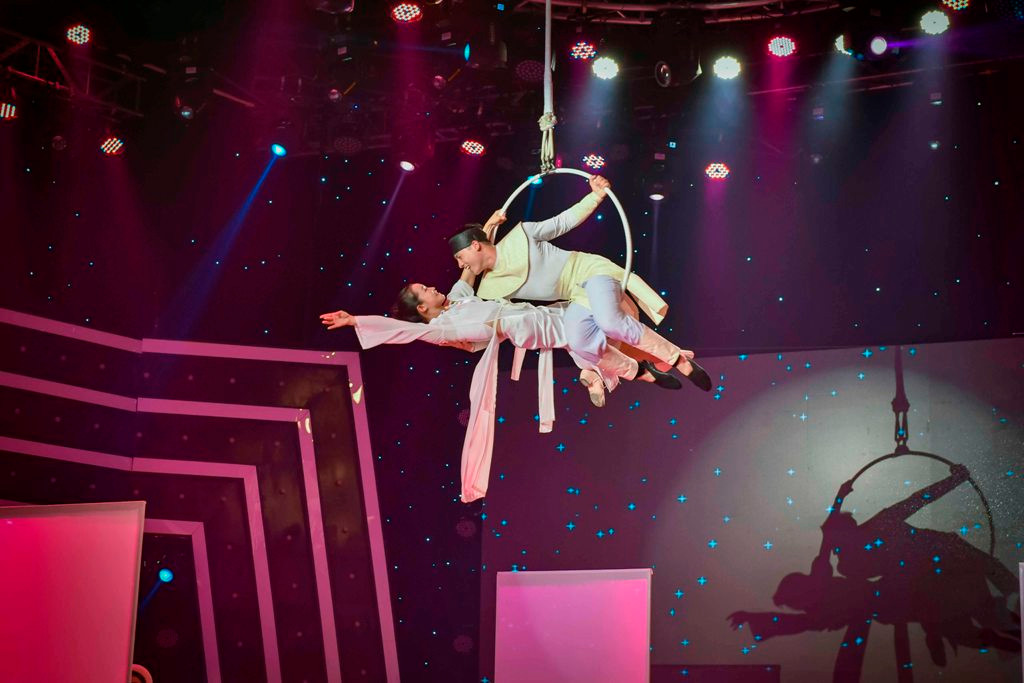 Cao Xuân Tài trình diễn múa hắt bóng qua những tấm khung màn chiếu rồi sau đó là xiếc đơn bay lượn trên không với những dải lụa, kết hợp cùng nữ diễn viên xiếc mang kết những pha tạo hình song khá đẹp mắt.