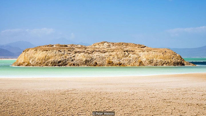 Hồ Lac Assal là nơi có điều kiện sống khắc nghiệt của các loài động thực vật, chỉ có một số loài sinh vật quý hiếm có thể tồn tại. Giống như biển Chết, độ mặn cao của Lac Assal cũng có lợi cho sức khỏe. Ảnh Perter Watson