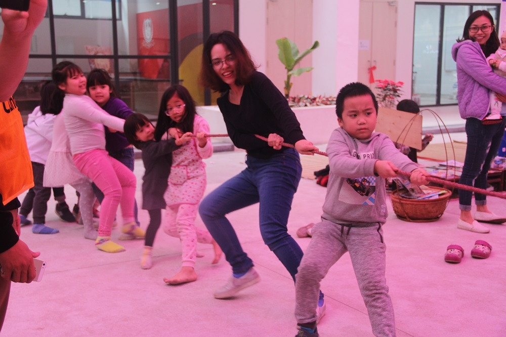 Nhiều trò chơi dân gian được tổ chức tại "Chợ Xuân của em" thu hút các bạn nhỏ!