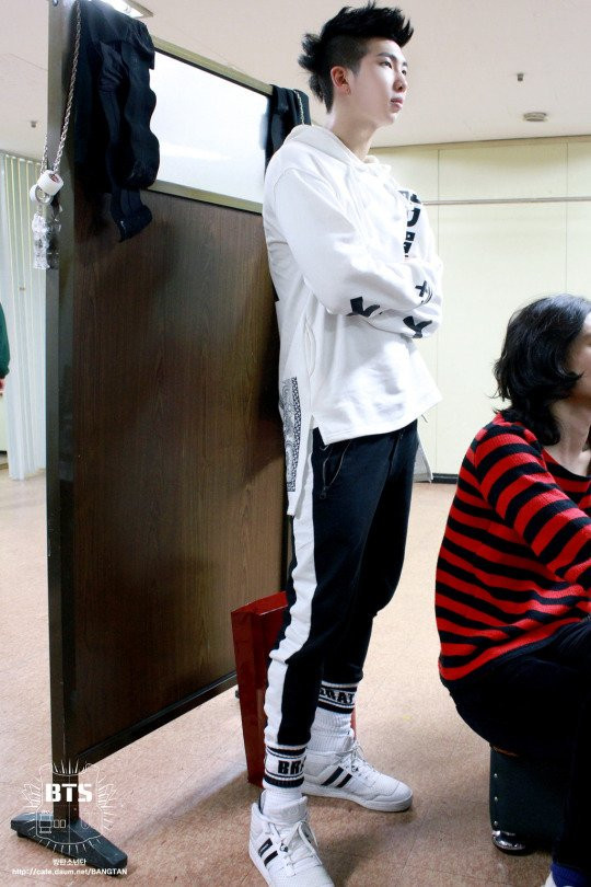 Và đây là RM, cũng ở cạnh cánh cửa đó.