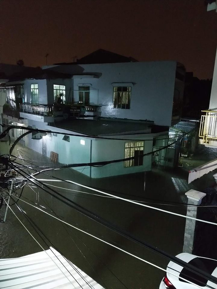 Nước mênh mông khắp nơi. (Ảnh: Danang Viewers)