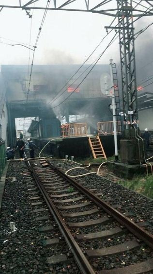 Đường tàu bị phá hỏng nghiêm trọng.