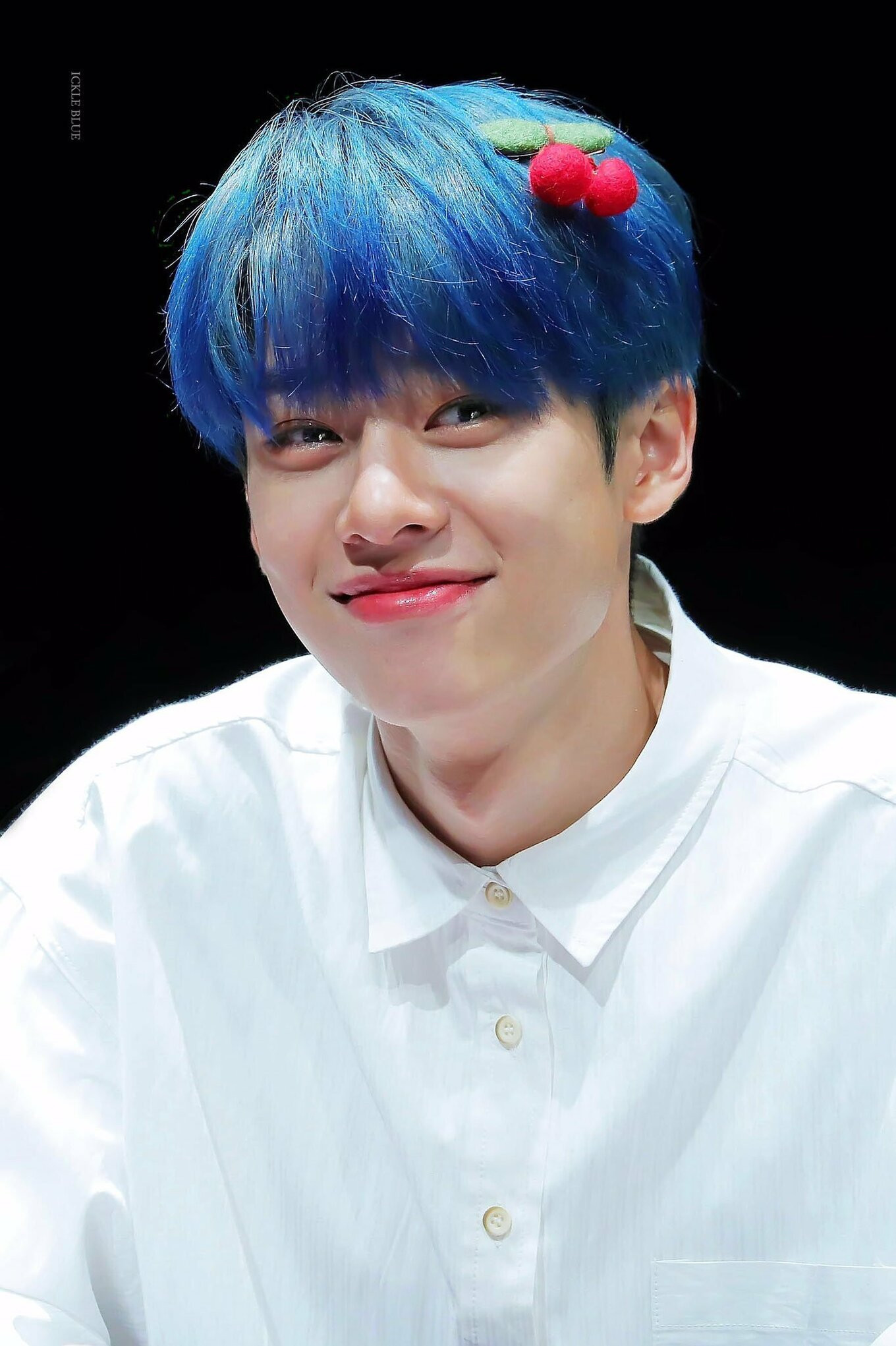 Kim Dong Hyun (AB6IX) đang là idol được các fan quốc tế săn lùng nhờ nhan sắc đỉnh cao ở MMA 2019. Anh chàng từng để màu tóc xanh hot trend.