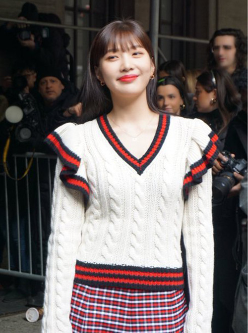 Trong thời tiết lạnh giá ở Mỹ, người đẹp khoe thần thái tươi tắn với lối trang điểm môi đỏ, kết hợp tóc mái thưa năng động. Nhiều tạp chí thời trang châu Á đưa tin về lần xuất hiện này của thành viên Red Velvet.