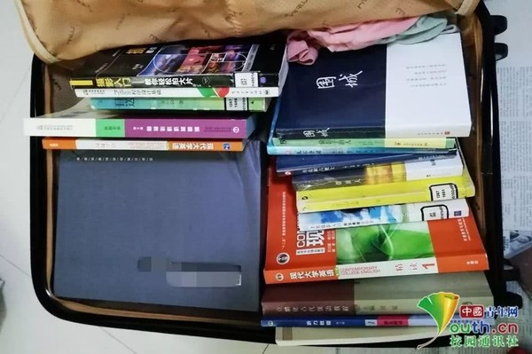 Cô nàng mọt sách đây rồi, về nghỉ Tết cũng mang cả đống sách vở.