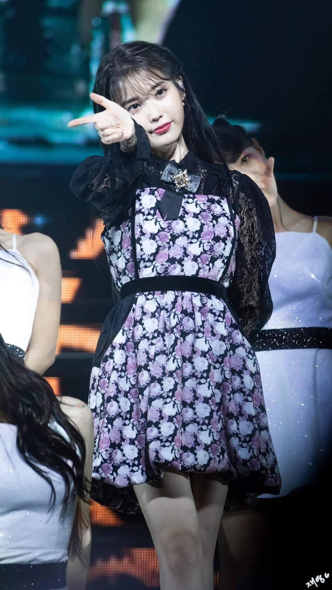 Những mẫu váy với họa tiết hoa nhí ngọt ngào cũng được IU lựa chọn khi bước lên sân khấu.