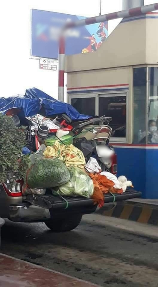 Nhà có gì thì mang theo nấy, nhưng không thể thiếu các loại bánh gói lá đậm mùi quê nhà. Nhà có gì thì mang theo nấy, nhưng không thể thiếu các loại bánh gói lá đậm mùi quê nhà.