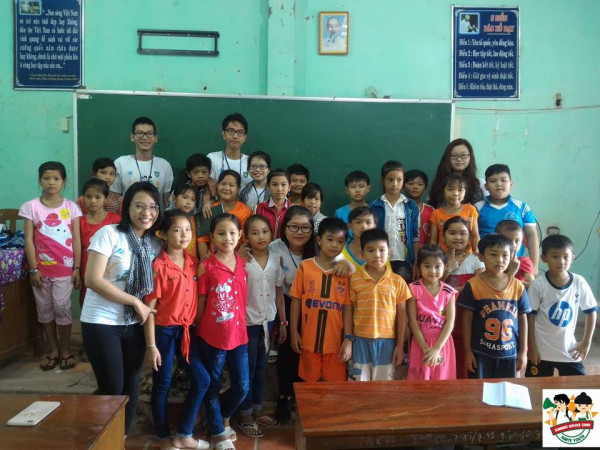 Lớp học hè của trẻ em vùng xa cùng những cô thầy trẻ tuổi