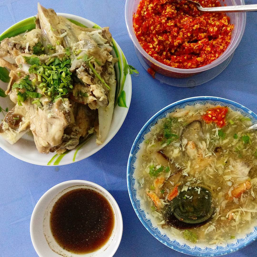 Một bát súp cua đầy ắp và bạn có thể ăn kèm chân gà, xí quách gà nhé! (Ảnh: @thuyytea)