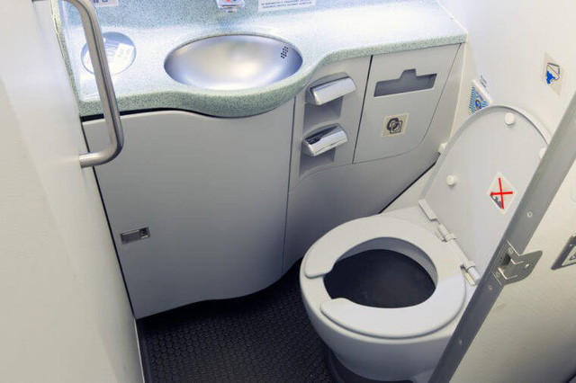 Không sử dụng nhà WC vào thời điểm máy bay cất và hạ cánh.